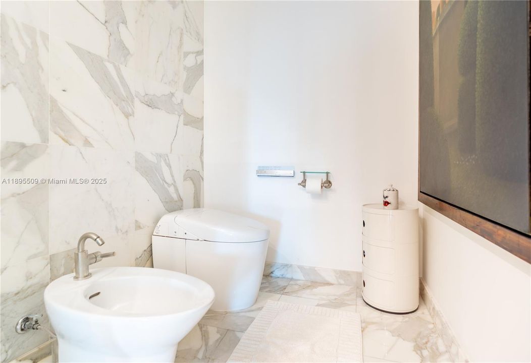 出租: $19,000 (3 贝兹, 3 浴室, 2640 平方英尺)