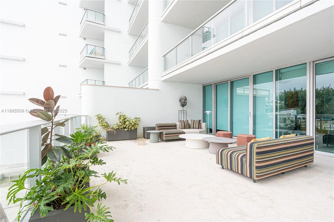 出租: $19,000 (3 贝兹, 3 浴室, 2640 平方英尺)