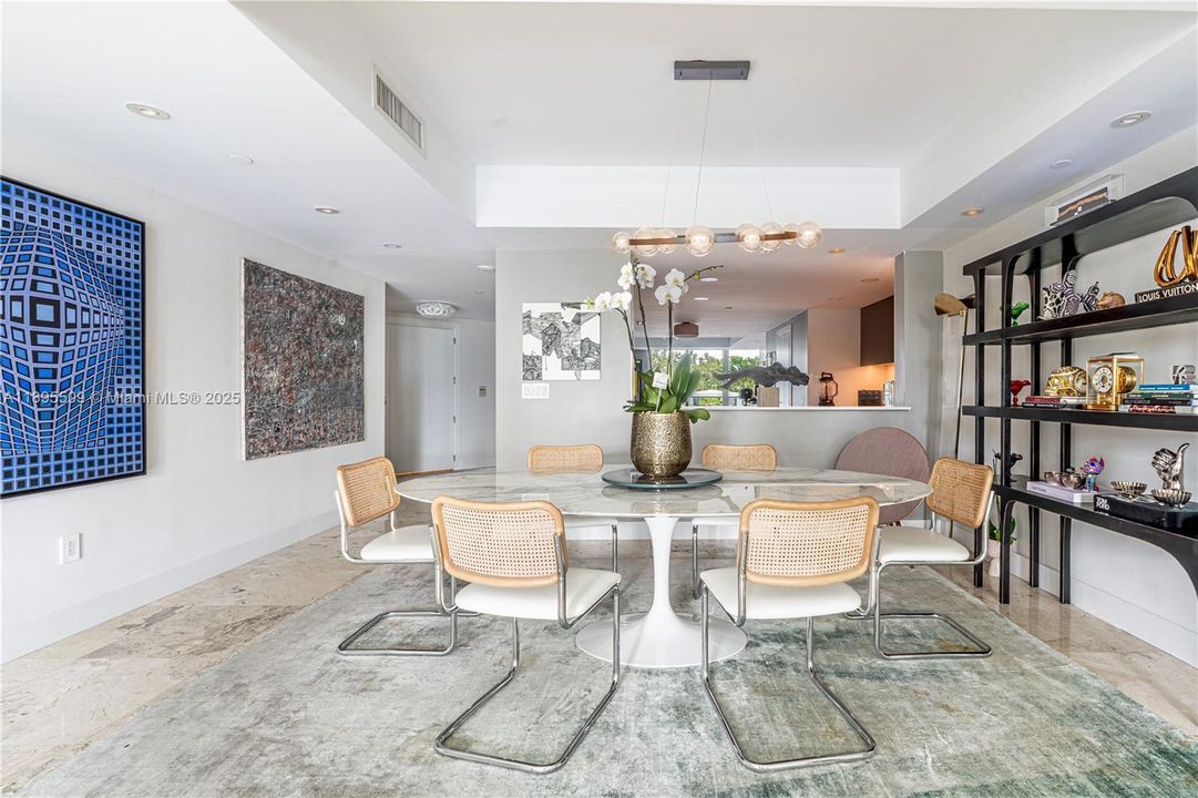 出租: $19,000 (3 贝兹, 3 浴室, 2640 平方英尺)