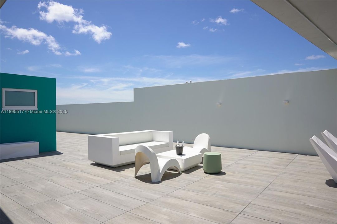 For Sale: $2,490,000 (3 beds, 3 baths, 2203 Square Feet)