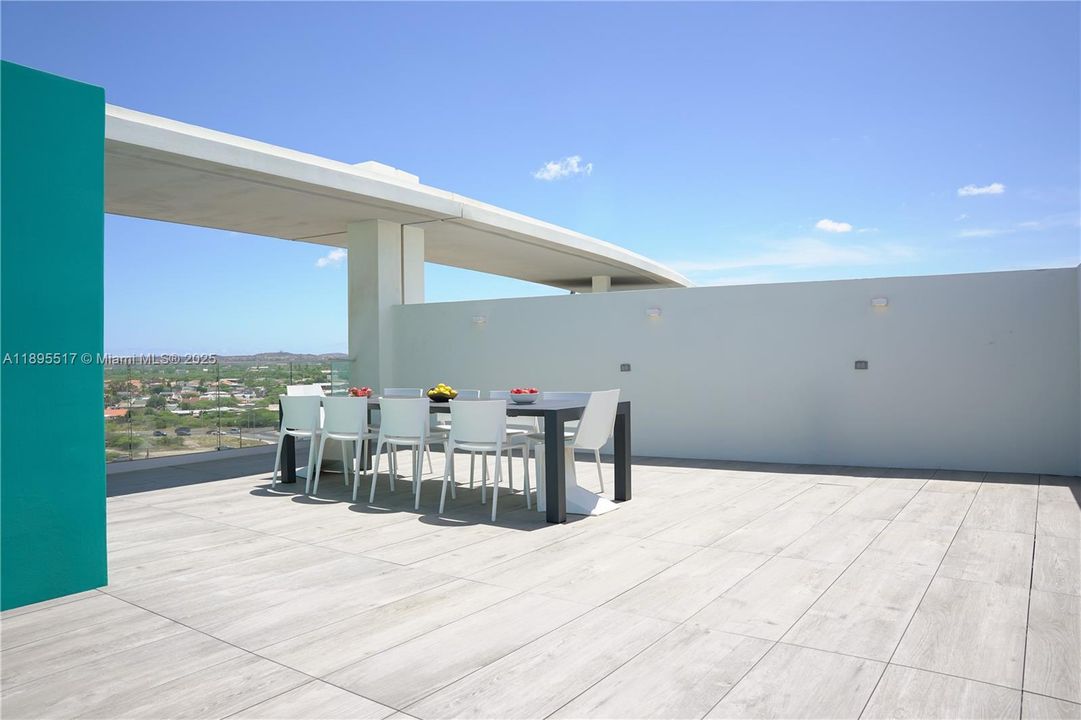 For Sale: $2,490,000 (3 beds, 3 baths, 2203 Square Feet)