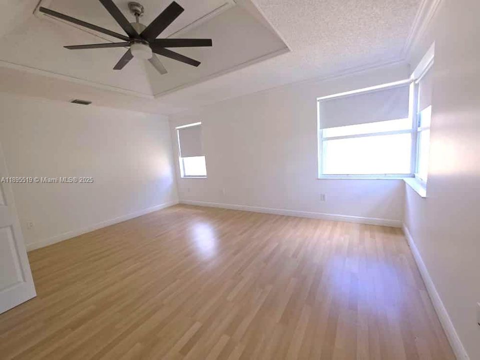 Под контрактом: $4,000 (4 спален, 2 ванн, 2213 Квадратных фут)