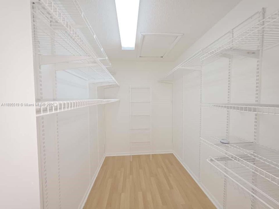 Под контрактом: $4,000 (4 спален, 2 ванн, 2213 Квадратных фут)