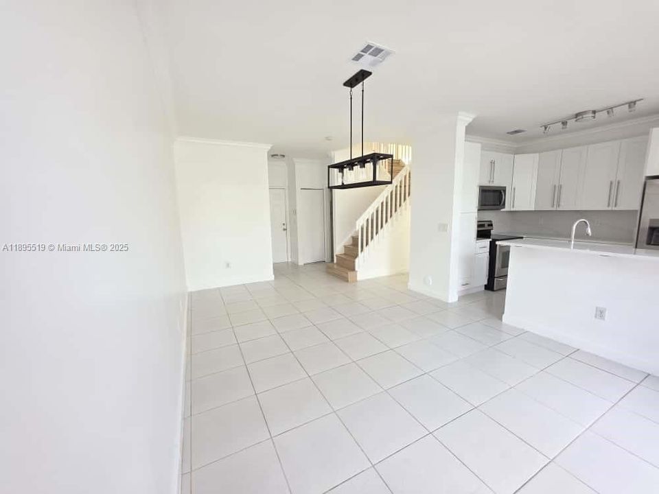 Под контрактом: $4,000 (4 спален, 2 ванн, 2213 Квадратных фут)