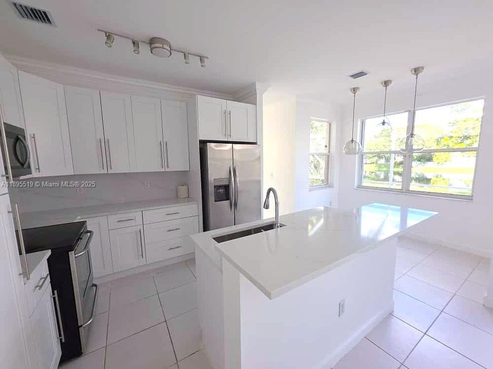 Под контрактом: $4,000 (4 спален, 2 ванн, 2213 Квадратных фут)