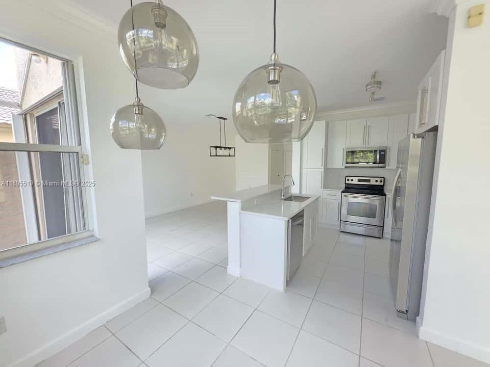 Под контрактом: $4,000 (4 спален, 2 ванн, 2213 Квадратных фут)