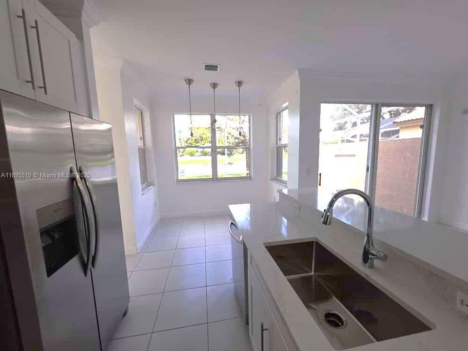 Под контрактом: $4,000 (4 спален, 2 ванн, 2213 Квадратных фут)