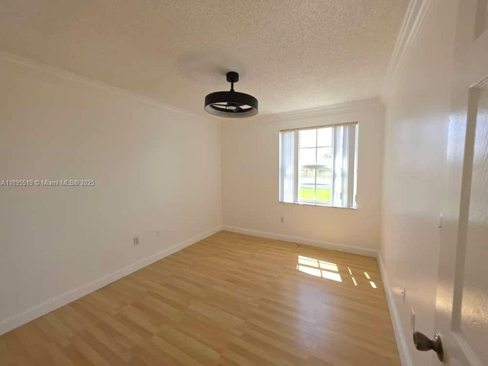 Под контрактом: $4,000 (4 спален, 2 ванн, 2213 Квадратных фут)