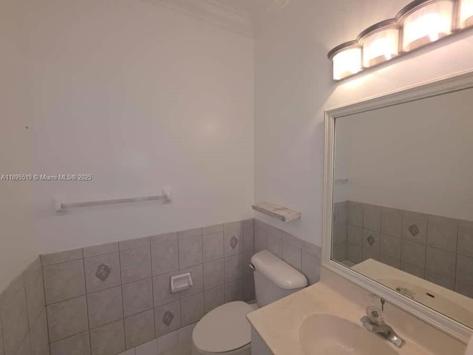 Под контрактом: $4,000 (4 спален, 2 ванн, 2213 Квадратных фут)