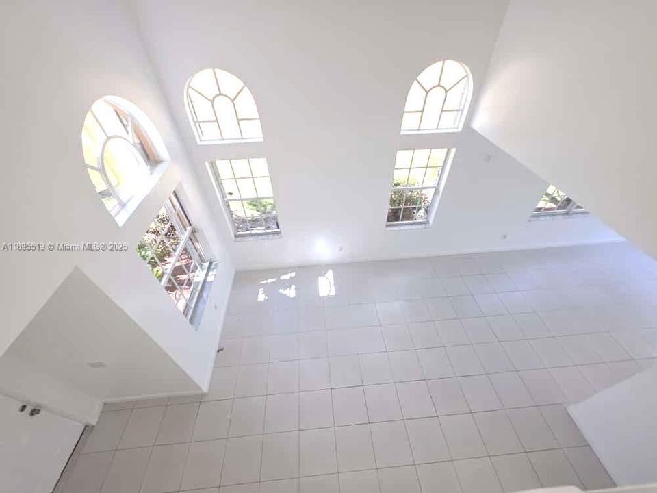 Под контрактом: $4,000 (4 спален, 2 ванн, 2213 Квадратных фут)