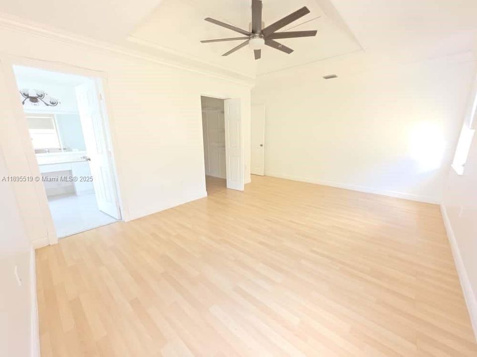 Под контрактом: $4,000 (4 спален, 2 ванн, 2213 Квадратных фут)