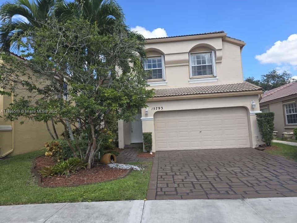 Под контрактом: $4,000 (4 спален, 2 ванн, 2213 Квадратных фут)