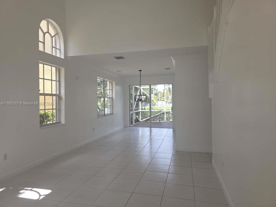 Под контрактом: $4,000 (4 спален, 2 ванн, 2213 Квадратных фут)