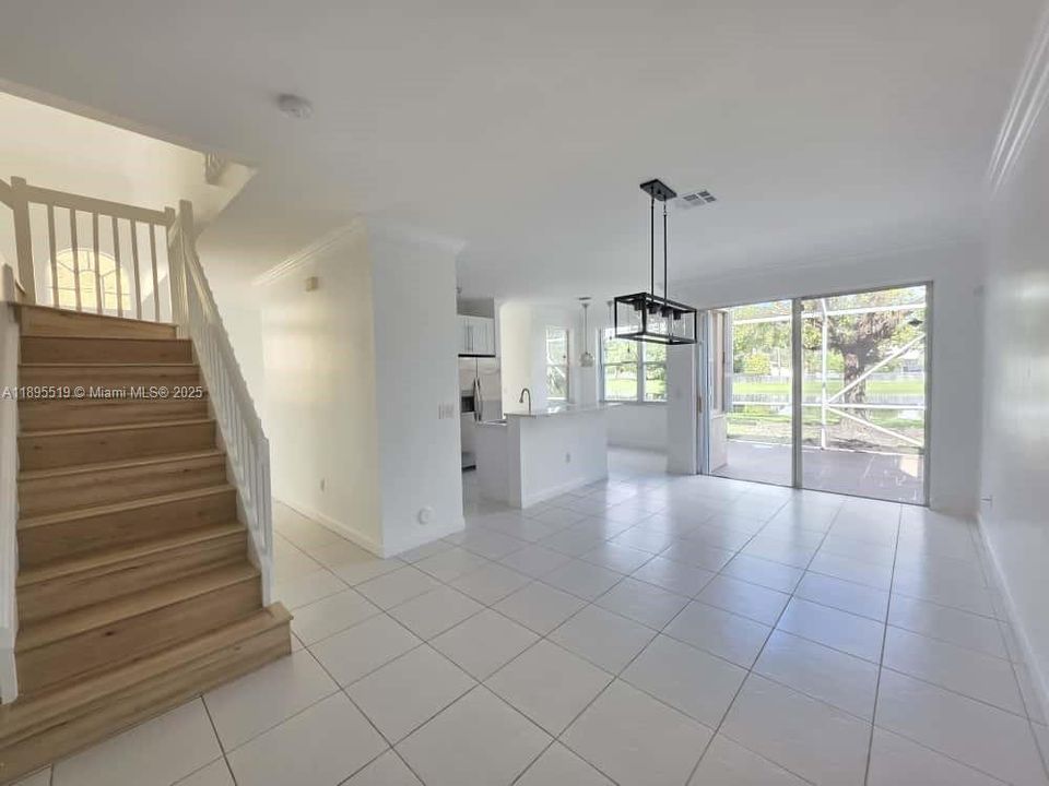 Под контрактом: $4,000 (4 спален, 2 ванн, 2213 Квадратных фут)