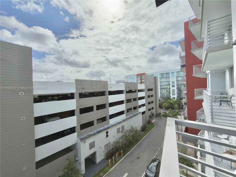 Active With Contract: $320,000 (1 beds, 1 baths, 714 Square Feet)