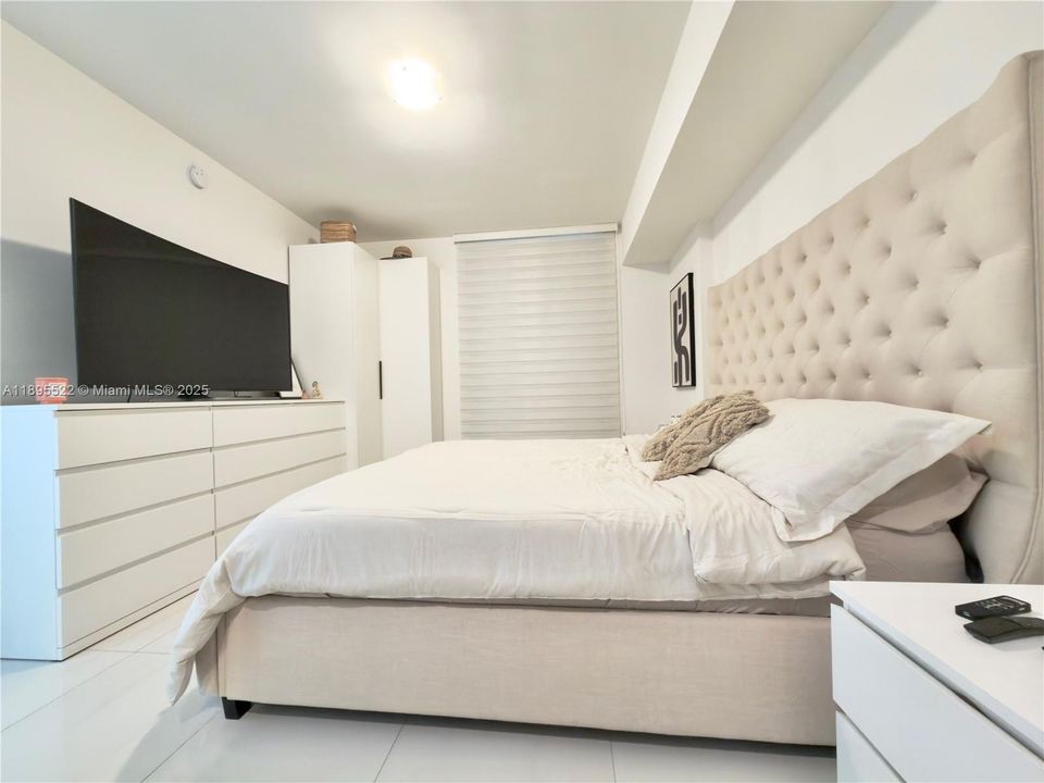 Active With Contract: $320,000 (1 beds, 1 baths, 714 Square Feet)