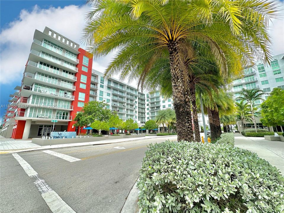 Active With Contract: $320,000 (1 beds, 1 baths, 714 Square Feet)