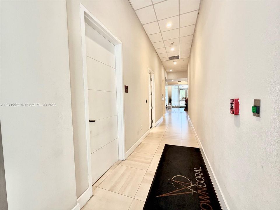 Active With Contract: $320,000 (1 beds, 1 baths, 714 Square Feet)