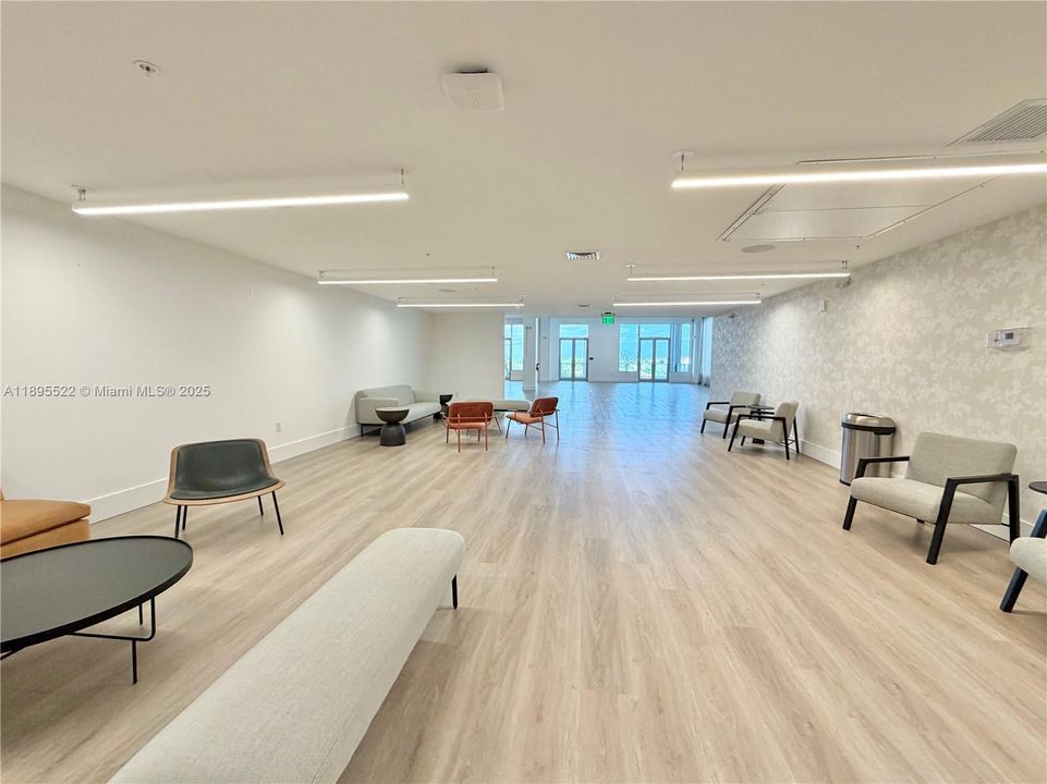 Active With Contract: $320,000 (1 beds, 1 baths, 714 Square Feet)