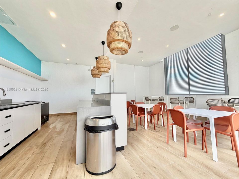 Active With Contract: $320,000 (1 beds, 1 baths, 714 Square Feet)