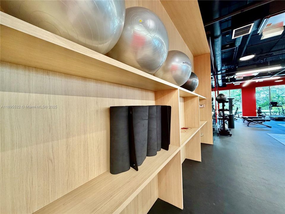 Active With Contract: $320,000 (1 beds, 1 baths, 714 Square Feet)