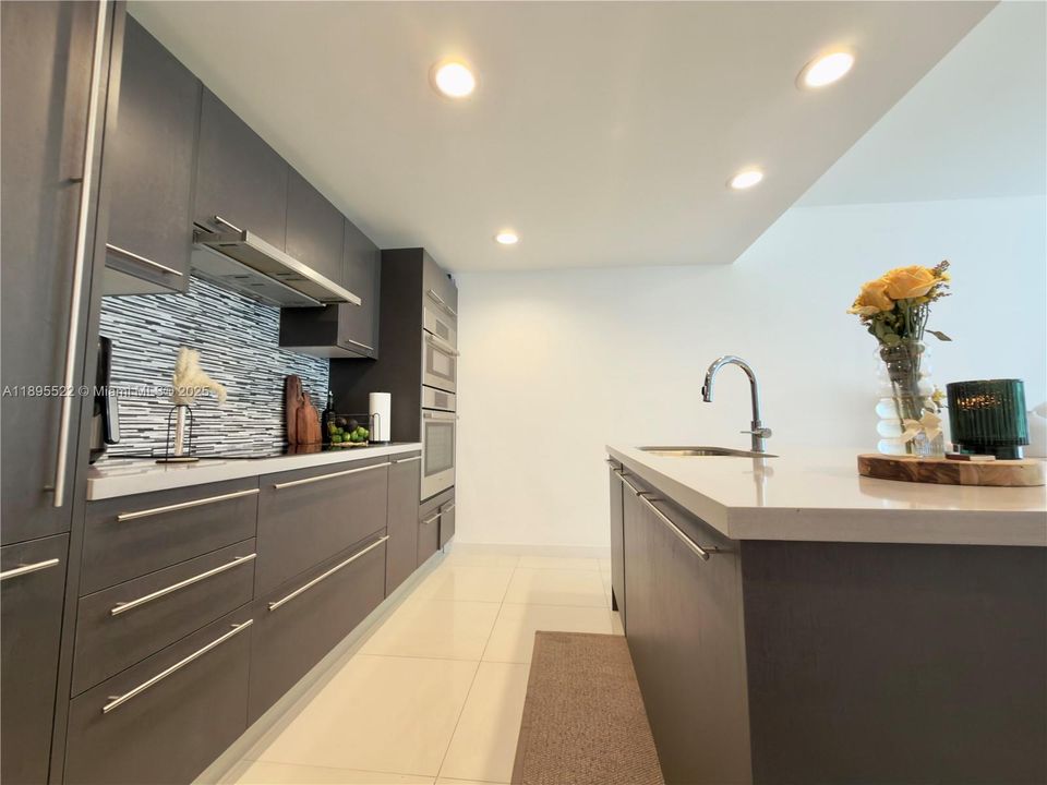 Active With Contract: $320,000 (1 beds, 1 baths, 714 Square Feet)