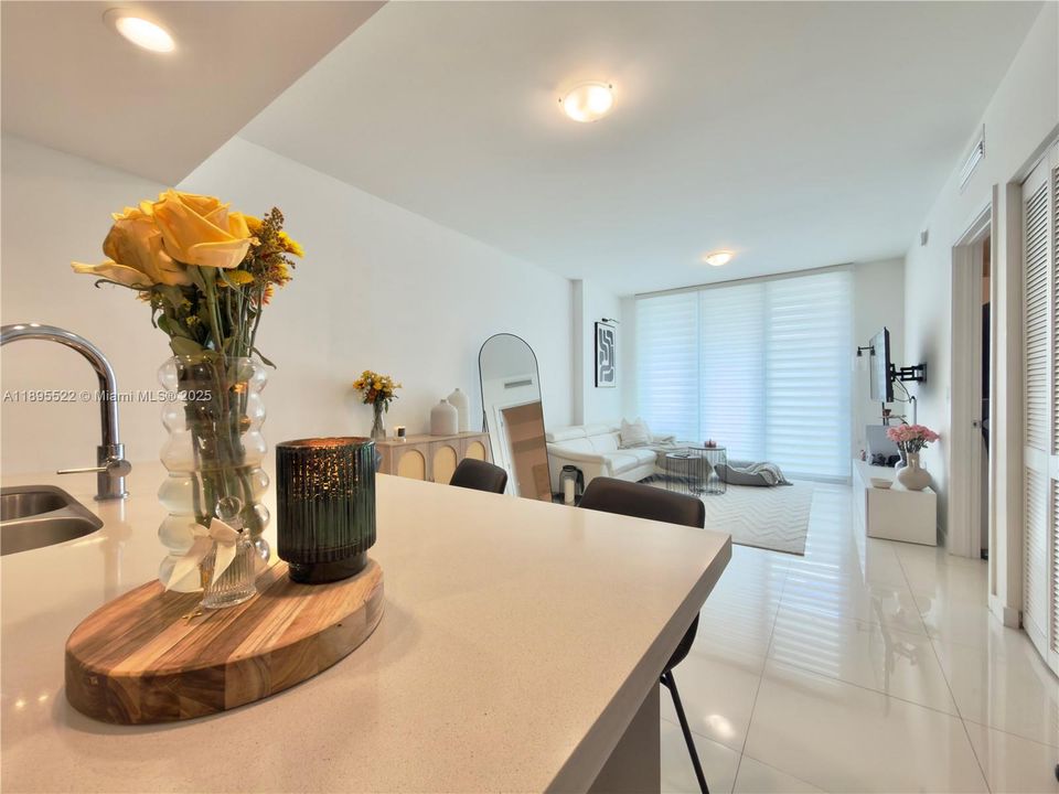 Active With Contract: $320,000 (1 beds, 1 baths, 714 Square Feet)