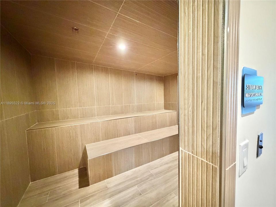 Active With Contract: $320,000 (1 beds, 1 baths, 714 Square Feet)