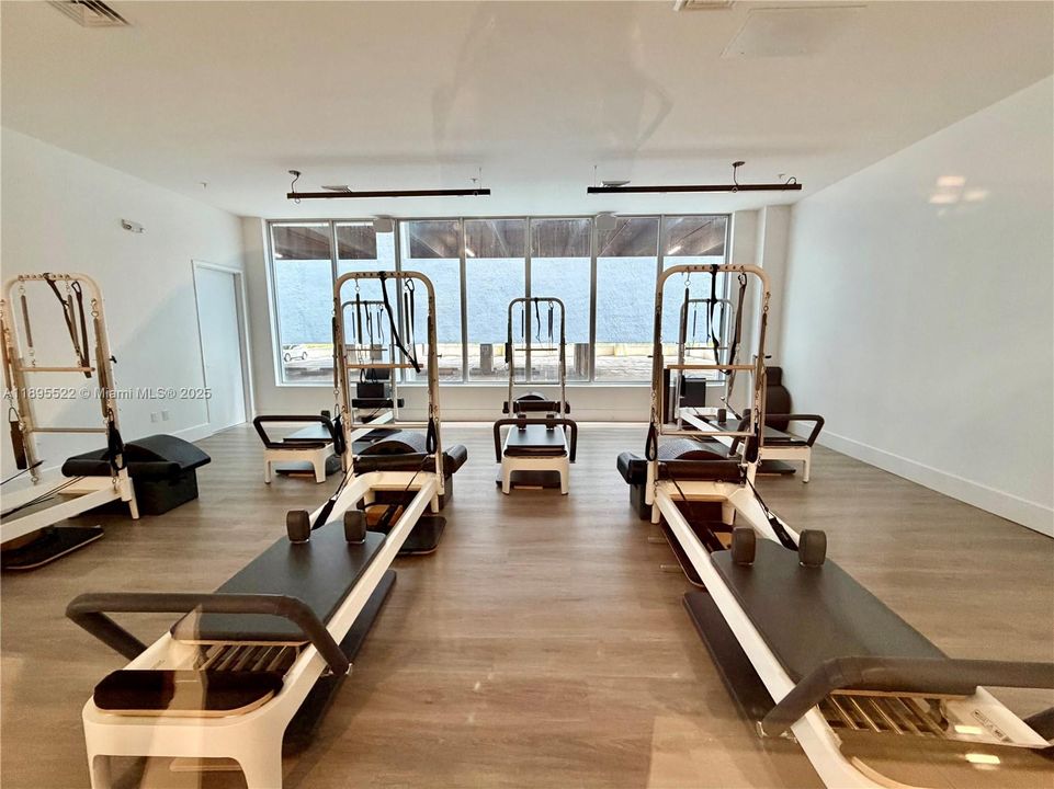 Active With Contract: $320,000 (1 beds, 1 baths, 714 Square Feet)