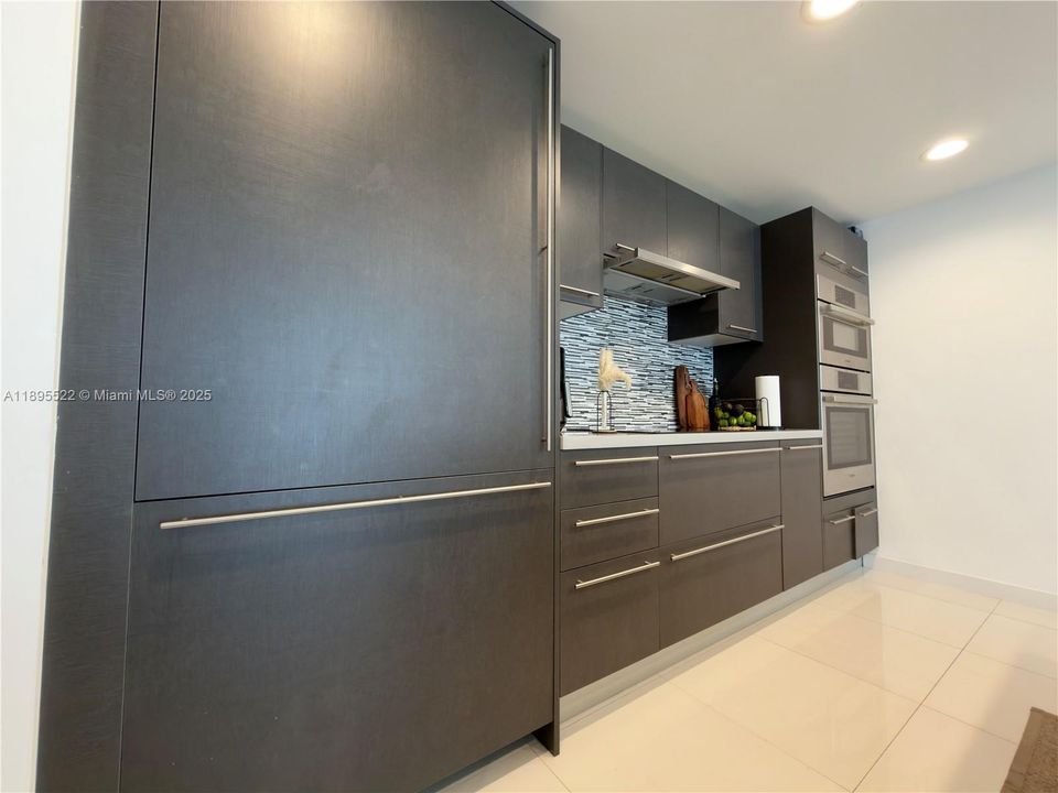 Active With Contract: $320,000 (1 beds, 1 baths, 714 Square Feet)