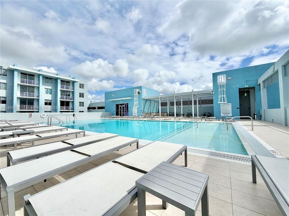 Active With Contract: $320,000 (1 beds, 1 baths, 714 Square Feet)