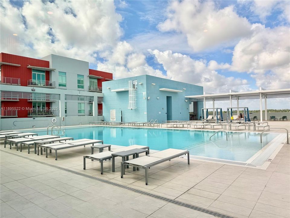 Active With Contract: $320,000 (1 beds, 1 baths, 714 Square Feet)