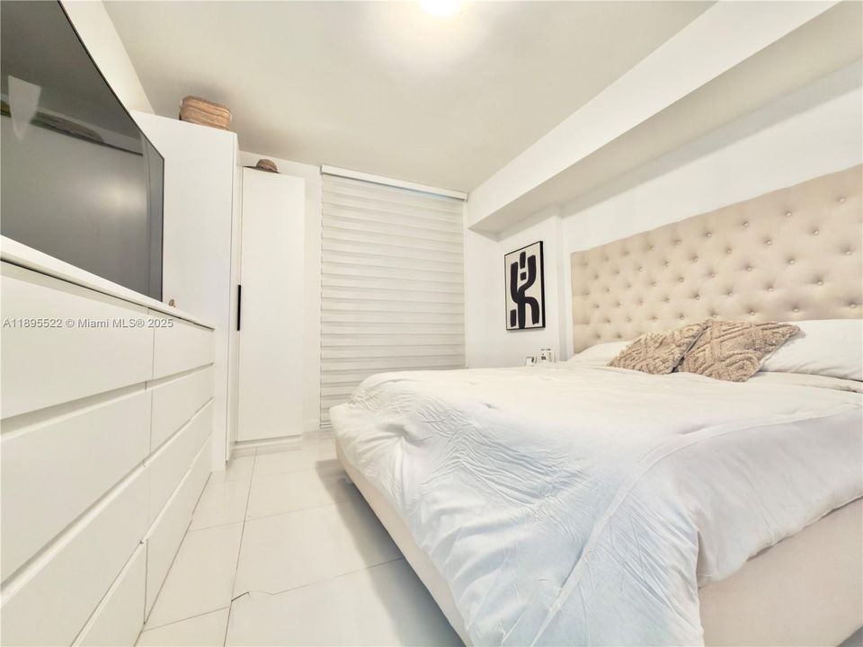 Active With Contract: $320,000 (1 beds, 1 baths, 714 Square Feet)