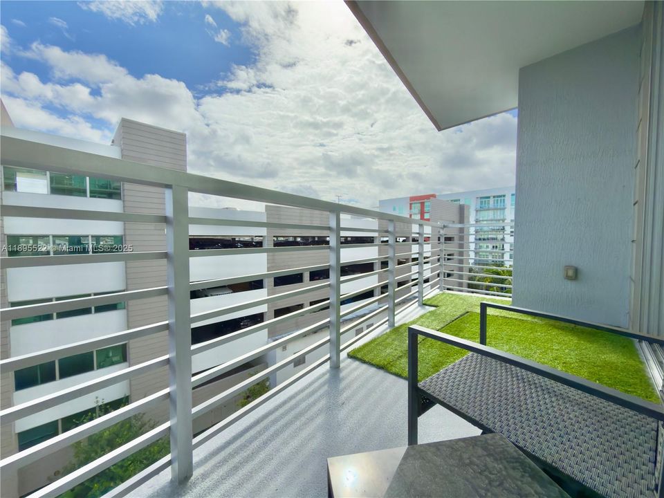 Active With Contract: $320,000 (1 beds, 1 baths, 714 Square Feet)