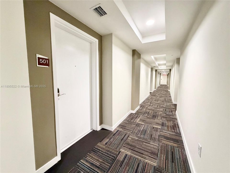 Active With Contract: $320,000 (1 beds, 1 baths, 714 Square Feet)