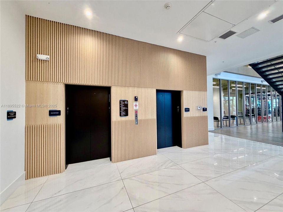 Active With Contract: $320,000 (1 beds, 1 baths, 714 Square Feet)