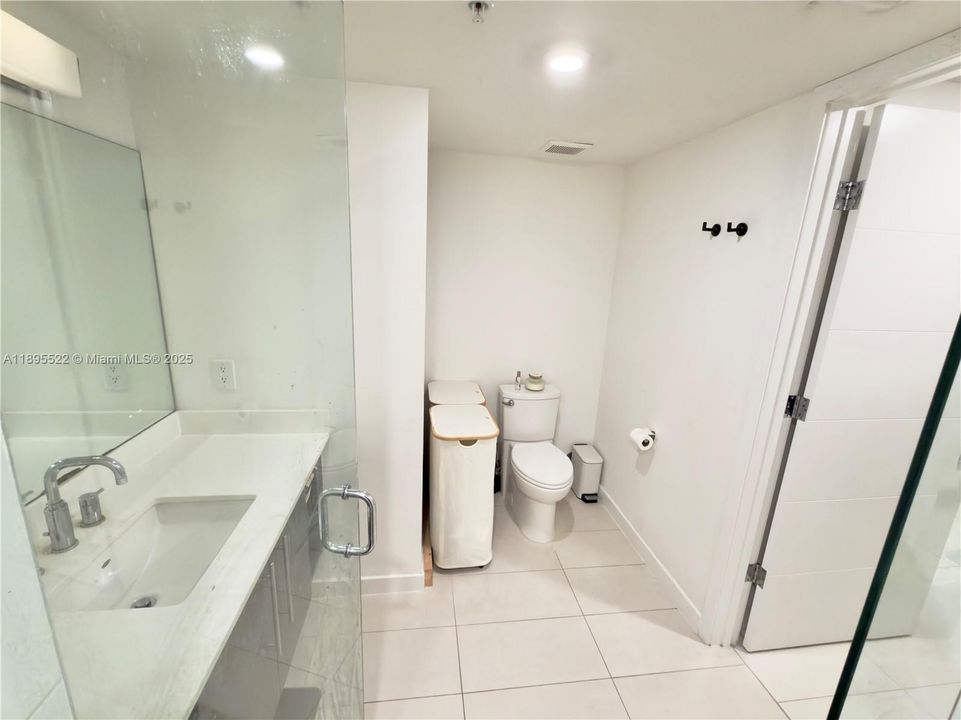 Active With Contract: $320,000 (1 beds, 1 baths, 714 Square Feet)