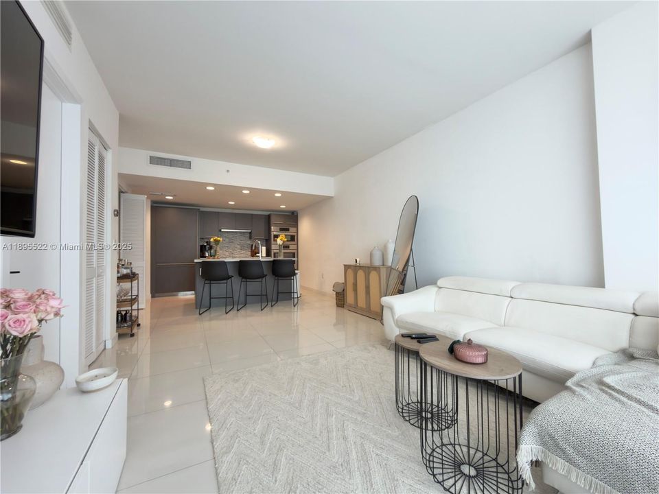 Active With Contract: $320,000 (1 beds, 1 baths, 714 Square Feet)