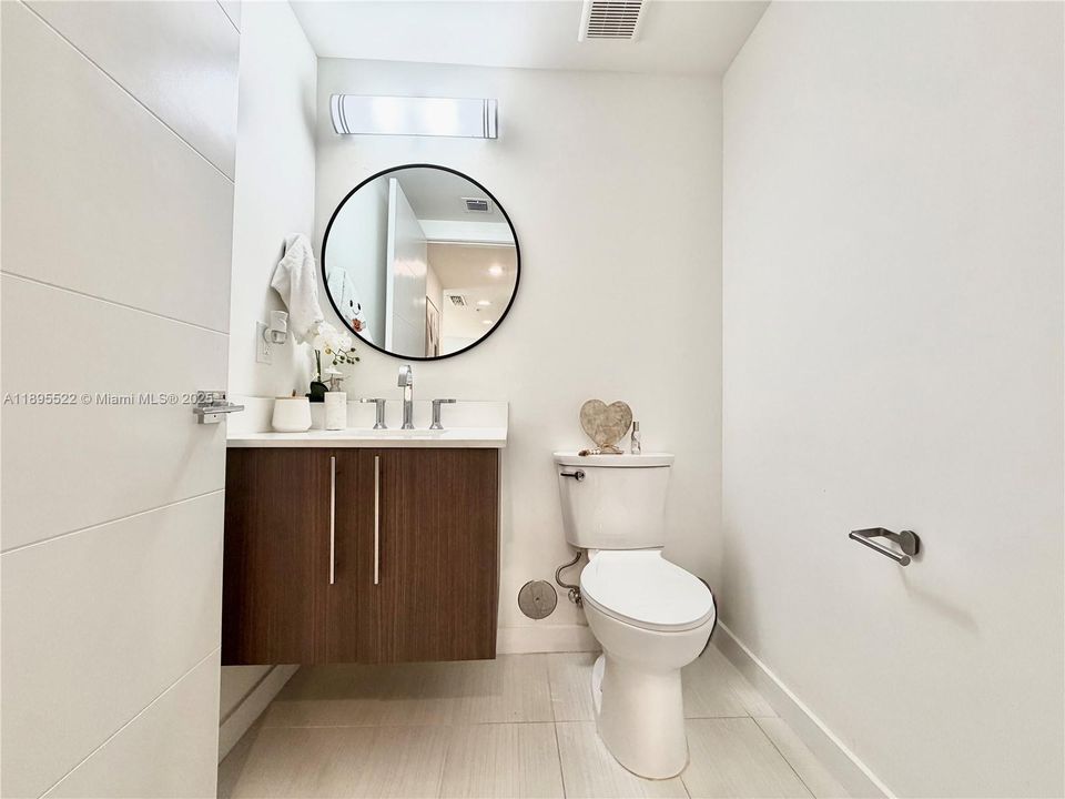 Active With Contract: $320,000 (1 beds, 1 baths, 714 Square Feet)