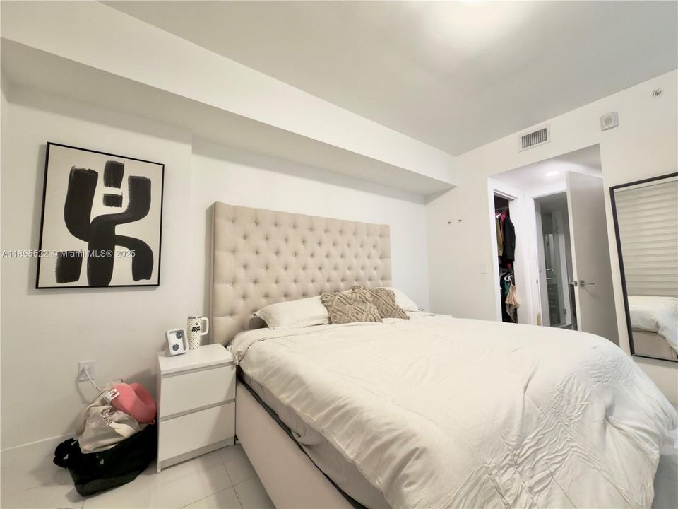 Active With Contract: $320,000 (1 beds, 1 baths, 714 Square Feet)