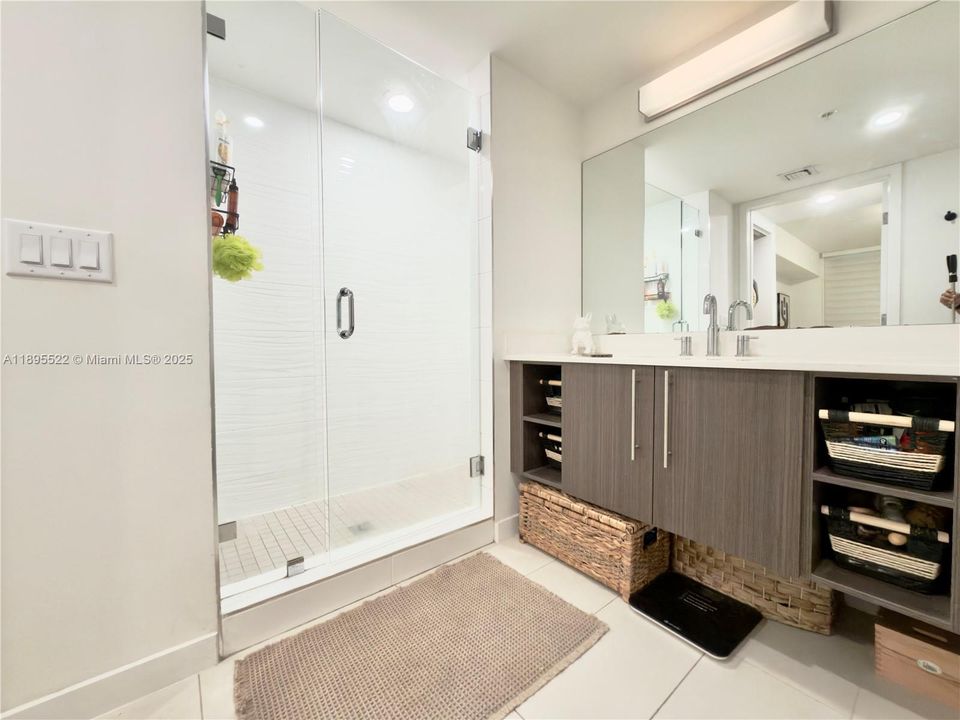 Active With Contract: $320,000 (1 beds, 1 baths, 714 Square Feet)