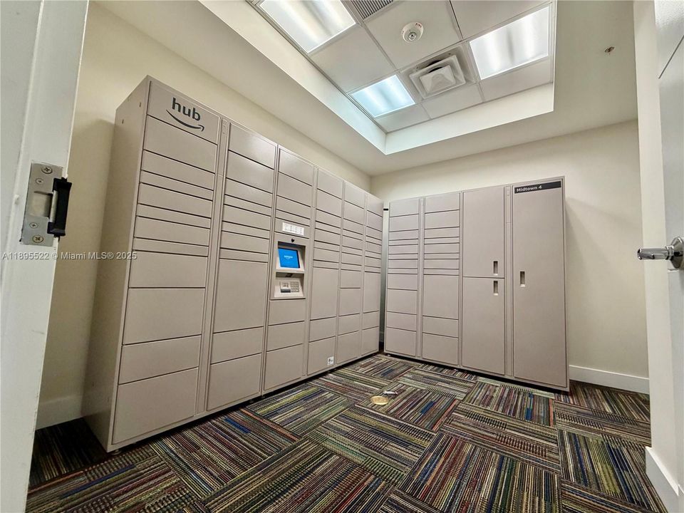 Active With Contract: $320,000 (1 beds, 1 baths, 714 Square Feet)