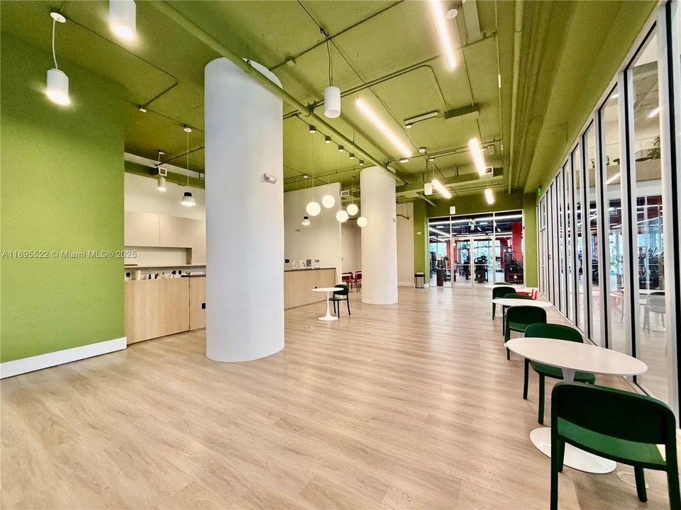 Active With Contract: $320,000 (1 beds, 1 baths, 714 Square Feet)