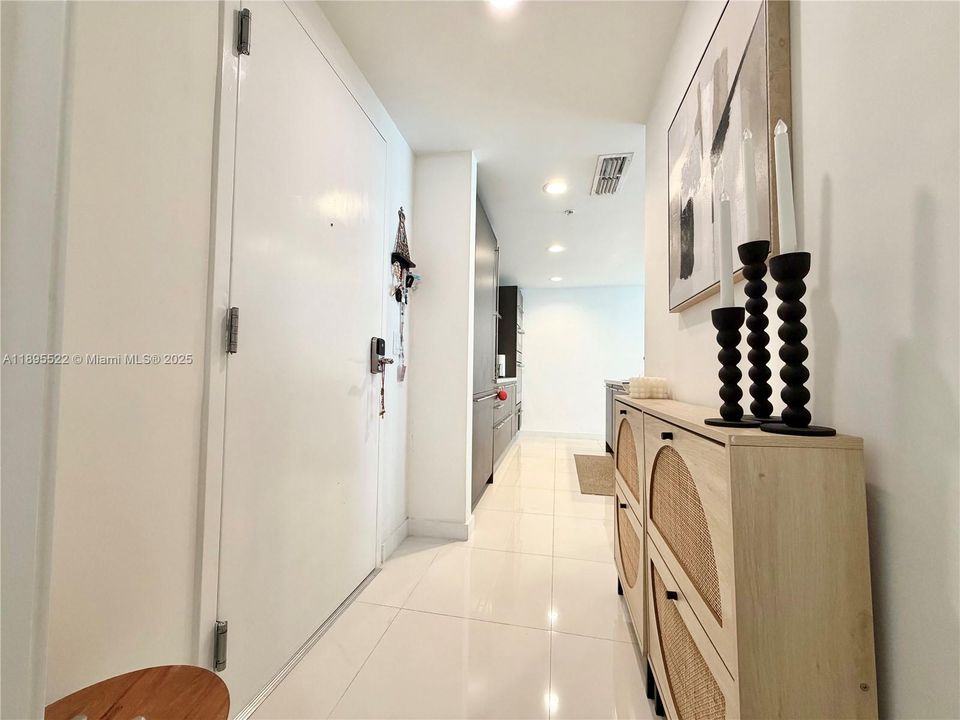 Active With Contract: $320,000 (1 beds, 1 baths, 714 Square Feet)