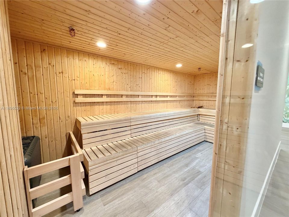 Active With Contract: $320,000 (1 beds, 1 baths, 714 Square Feet)