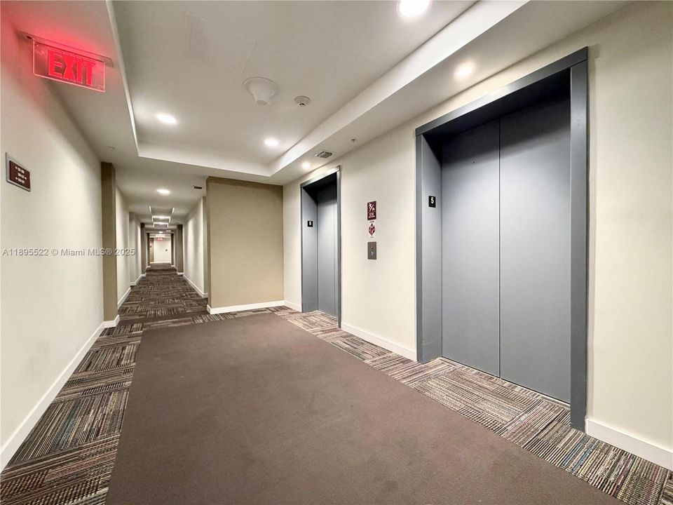 Active With Contract: $320,000 (1 beds, 1 baths, 714 Square Feet)