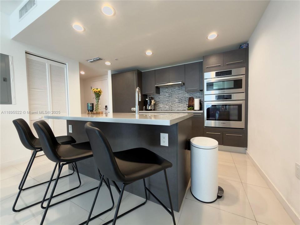 Active With Contract: $320,000 (1 beds, 1 baths, 714 Square Feet)