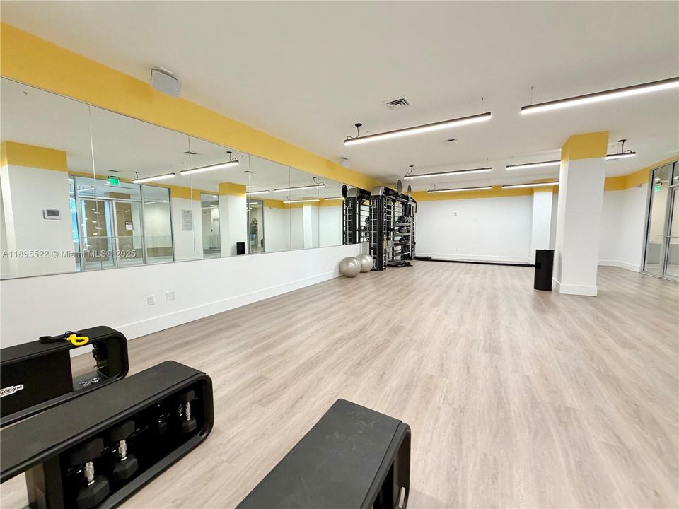 Active With Contract: $320,000 (1 beds, 1 baths, 714 Square Feet)