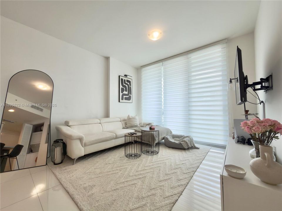 Active With Contract: $320,000 (1 beds, 1 baths, 714 Square Feet)