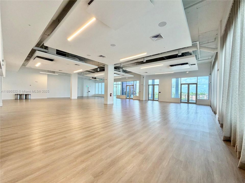 Active With Contract: $320,000 (1 beds, 1 baths, 714 Square Feet)